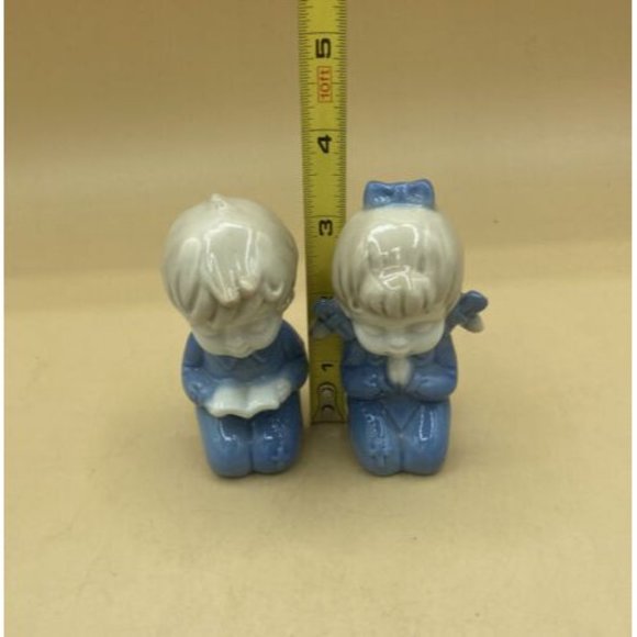 Vintage Pair of Kneeling Children Praying Blue Outfits Ceramic Japan - Picture 4 of 9